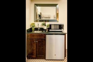 Η κουζίνα ή μικρή κουζίνα στο Garrison Hotel & Suites Dover-Portsmouth, Ascend Hotel Collection