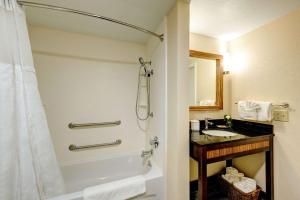 Ένα μπάνιο στο Garrison Hotel & Suites Dover-Portsmouth, Ascend Hotel Collection