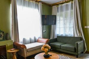 MeruKitanda Msituni的客厅里有一张沙发和一张桌子。