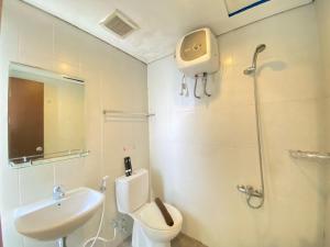 Bilik mandi di Cozy Studio Room No Kitchen at Skyland City Jatinangor Apartment By Travelio