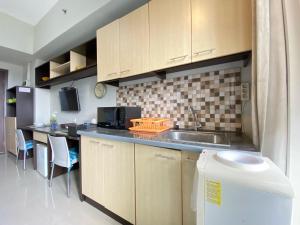 Dapur atau dapur kecil di Cozy Studio Room No Kitchen at Skyland City Jatinangor Apartment By Travelio +6 gambar