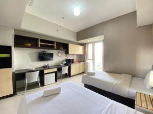 Dapur atau dapur kecil di Cozy Studio Room No Kitchen at Skyland City Jatinangor Apartment By Travelio