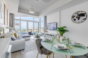 Fotografie z fotogalerie ubytování Luxury Azizi Mina Beachfront Apartments v Dubaji