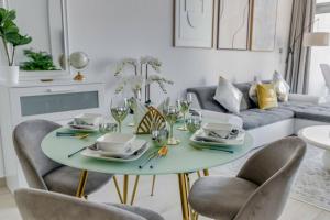 Fotografie z fotogalerie ubytování Luxury Azizi Mina Beachfront Apartments v Dubaji