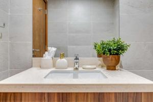 Fotografie z fotogalerie ubytování Luxury Azizi Mina Beachfront Apartments v Dubaji