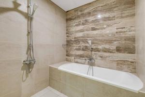 Fotografie z fotogalerie ubytování Luxury Azizi Mina Beachfront Apartments v Dubaji