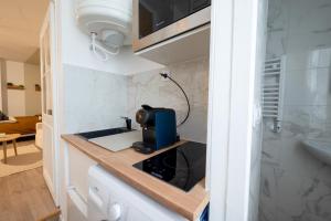 a kitchen with a coffee maker on a counter at Magnifique Studio rénové centre-ville 3pers wifi in Romilly-sur-Seine