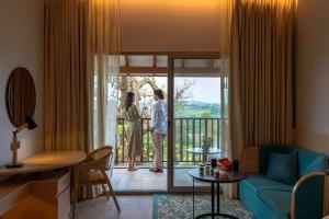 Svalir eða verönd á Radisson Resort Hatgad Saputara