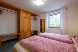 a bedroom with two beds and a window at Ferienwohnung am Kurgebiet in Bad Waldsee