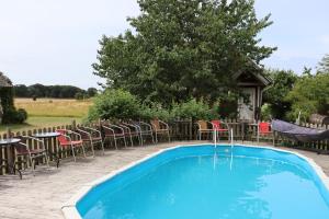 una piscina con sedie, tavolo e sedie di Gits Gard a Falkenberg