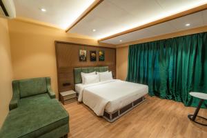 Postel nebo postele na pokoji v ubytování Orient Beacon Resort, Panchgani