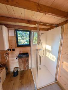Vannituba majutusasutuses Berta Tiny house