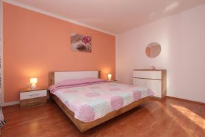 Postel nebo postele na pokoji v ubytování Rooms and Apartment Sanja