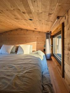 Rúm í herbergi á Berta Tiny house