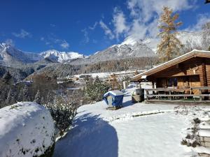 Vista generica sulle montagne o vista sulle montagne dall'interno dell'appartamento