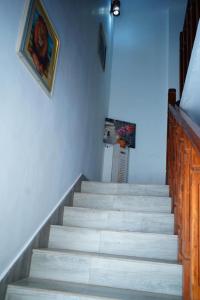 卡卢特勒DRS Luxury Holiday Home的楼梯间内的楼梯