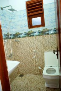 卡卢特勒DRS Luxury Holiday Home的带马桶、水槽和窗户的浴室