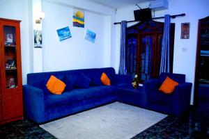 卡卢特勒DRS Luxury Holiday Home的客厅里有一张蓝色沙发和两个橙色枕头 更多8张照片
