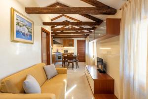 sala de estar con sofá y TV y cocina en Residenza San Piero, en Venecia