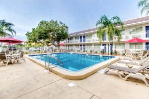 uma piscina com cadeiras e um hotel em Motel 6-Venice, FL em Venice