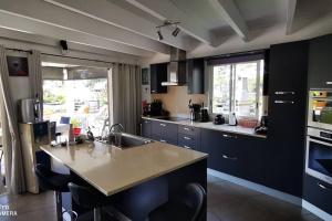Kuchyň nebo kuchyňský kout v ubytování Villa Barracuda Elegante St Gilles - Piscine privée