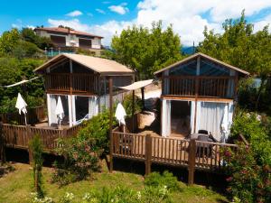サン・フェリーチェ・デル・ベナーコにあるVacanze Glamping Boutiqueの2コテージ 椅子&パラソル付