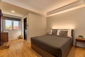 a bedroom with a large bed and a television at Thapae60 Mini Hotel in Chiang Mai