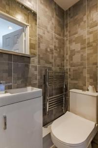 ウェンズベリーにあるSunset View-Luxury 2-Bed House Near Birminghamのトイレ、洗面台、鏡のあるバスルーム