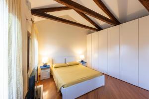 Un dormitorio con una cama y dos mesitas de noche. en Residenza San Piero, en Venecia