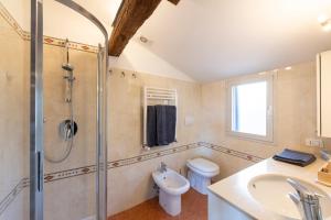 Un baño con ducha, inodoro y lavabo. en Residenza San Piero, en Venecia 51 fotos más