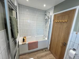 Et badeværelse på Boutique style cosy cottage + 29 billeder