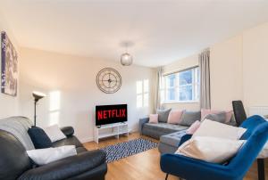 ein Wohnzimmer mit zwei Sofas und einem Fernseher in der Unterkunft Derby Dream 2 Bed Apartment - Close to City Center in Derby