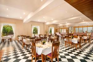 Restaurace v ubytování ZANA Luxury Forest Resort, Ranthambore + 36 fotografií