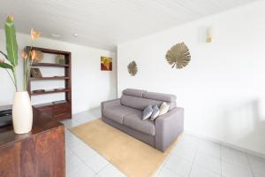 Ti Arums - Appt climatisé vue mer tesisinde bir oturma alanı