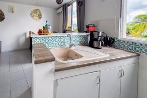 Ti Arums - Appt climatisé vue mer tesisinde mutfak veya mini mutfak