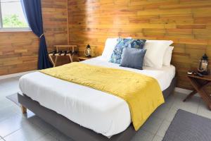 Ti Arums - Appt climatisé vue mer tesisinde bir odada yatak veya yataklar