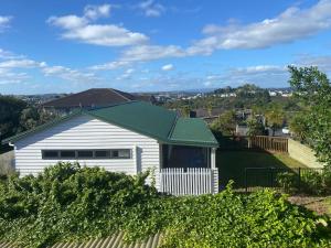 オークランドにあるAlbany House Auckland An entire independent house with Free Parking Free Wifi Free Coffee Free Teaの緑屋根白屋