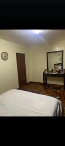 Katil atau katil-katil dalam bilik di Makao Roslyn apartment located in ruaka