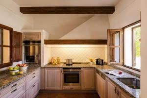 Kuchyňa alebo kuchynka v ubytovaní Can Noves - Villa de 5 suites 9 y 31 + 21 fotografií