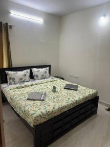 Katil atau katil-katil dalam bilik di Bright 2 BHK in Yelahanka