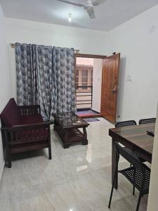 Ruang duduk di Bright 2 BHK in Yelahanka