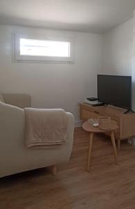 Μια τηλεόραση ή/και κέντρο ψυχαγωγίας στο Pied à terre au Panier - Superbe vue sur le port