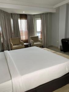 Katil atau katil-katil dalam bilik di Genesis Reventon Hotel