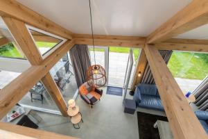 an overhead view of a living room with wooden beams at Welcome in - Vrijstaande vakantiewoning De Zonnestraal met ruime tuin - Burgh Haamstede in Burgh Haamstede