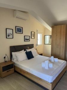 una camera da letto con un letto grande con asciugamani sopra di Luxury Villa Irinis a Nikiti