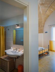 uma casa de banho com um lavatório e um espelho em B&B La Garolla em Sannicola