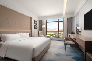 En eller flere senger på et rom på Doubletree By Hilton Altay Fuyun