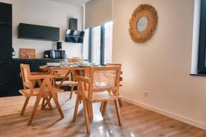 une cuisine et une salle à manger avec une table et des chaises dans l'établissement Urbanchic Appartement Chill 3B, à Liège 10 autres photos