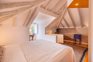 シントラにあるCasa da Noraの白いベッドと机のある寝室 +123枚の写真