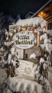 un cartello per un hotel nella neve di Villa Bellini Borszék a Borsec